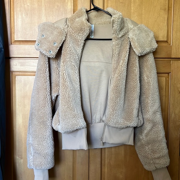 Alo Yoga Foxy Sherpa Jacket Camel - Picture 2 of 7